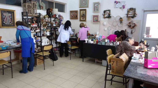 Eski Ve Atıl Eşyaları Boyayıp, Şekillendirip Tekrar Kullanılır Hale Getiriyorlar