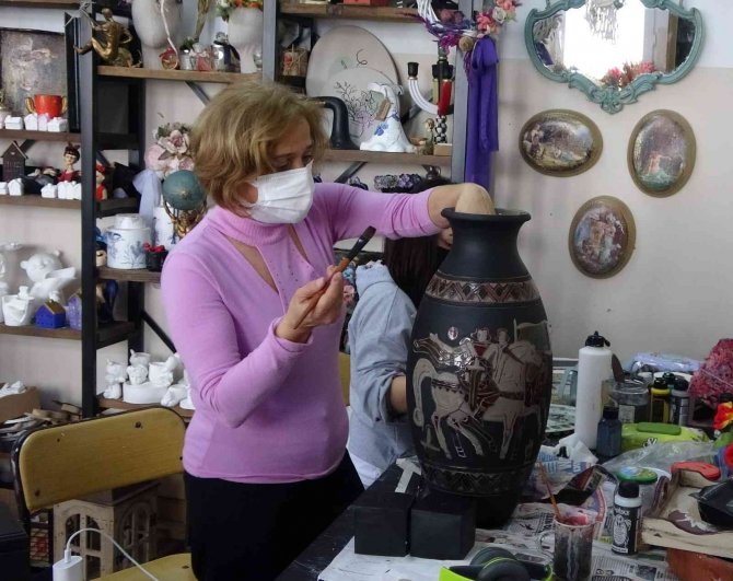 Eski Ve Atıl Eşyaları Boyayıp, Şekillendirip Tekrar Kullanılır Hale Getiriyorlar