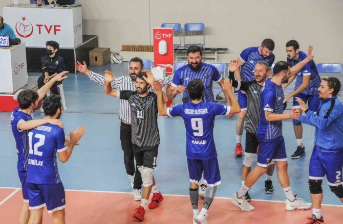 Karacabey Belediyespor Voleybolda Rakip Tanımıyor