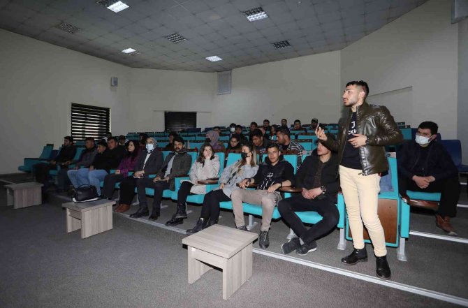 Van Büyükşehir Belediyesi Öğrencilere Yönelik Seminerlerini Sürdürüyor