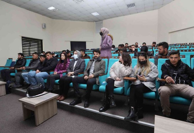 Van Büyükşehir Belediyesi Öğrencilere Yönelik Seminerlerini Sürdürüyor