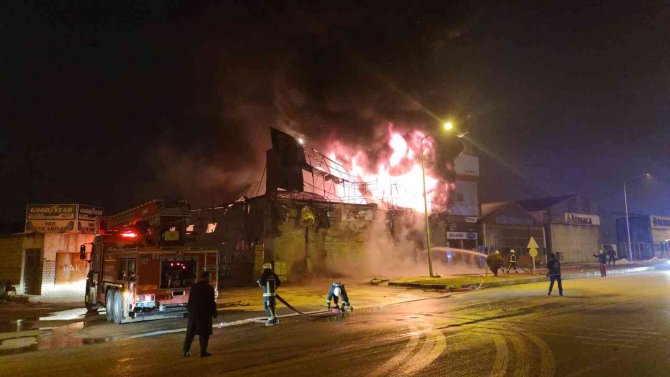 İ̇ş Yerinde Çıkan Yangın Korkuttu