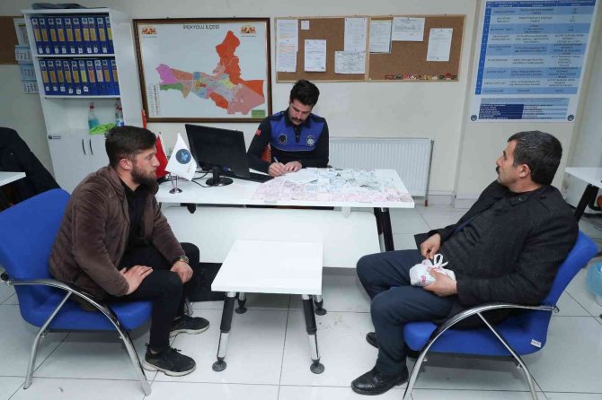 Yerde Bulduğu 11 Bin 900 Tl’yi Sahibine Ulaştırdı