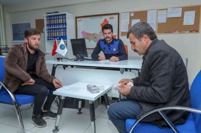 Yerde Bulduğu 11 Bin 900 Tl’yi Sahibine Ulaştırdı