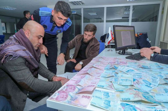 Yerde Bulduğu 11 Bin 900 Tl’yi Sahibine Ulaştırdı