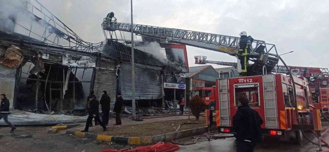10 Araç Ve 26 Personelle Müdahale Edilen Yangın 2 Saatte Kontrol Altına Alındı