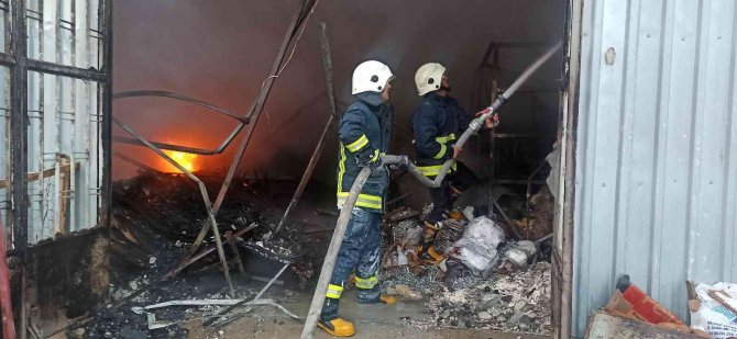 10 Araç Ve 26 Personelle Müdahale Edilen Yangın 2 Saatte Kontrol Altına Alındı