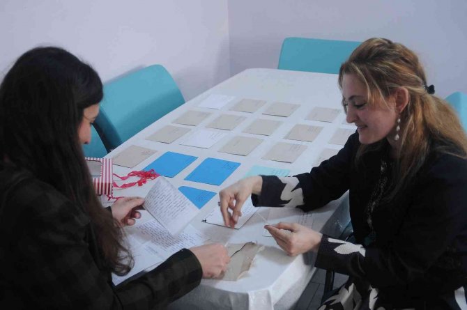 10 Yıl Önce Kendilerine Yazdıkları Mektupları Öğrencilerine Ulaştırıyor