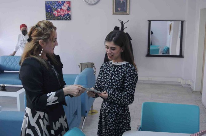 10 Yıl Önce Kendilerine Yazdıkları Mektupları Öğrencilerine Ulaştırıyor