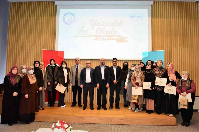 Yazarlık Okulu Mezunlarını Verdi