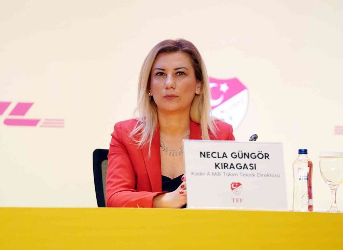 Necla Güngör Kıragası: "Kadın Futbolunun Yıllar Önce Hayal Ettiği Durumu Yaşıyor Olmaktan Mutluyuz"