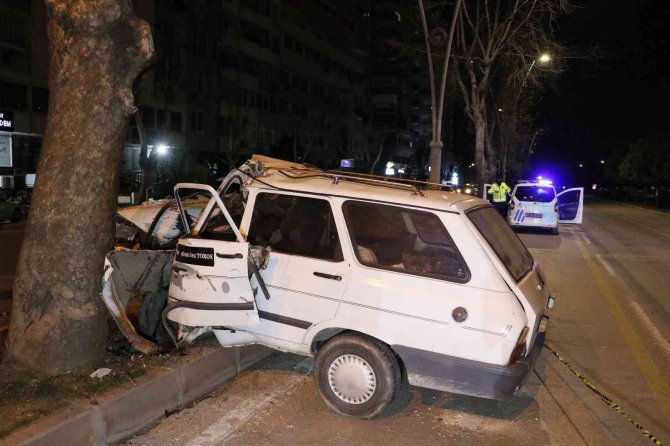 Refüjdeki Ağaca Çarpan Otomobil Sürücüsü Ağır Yaralandı