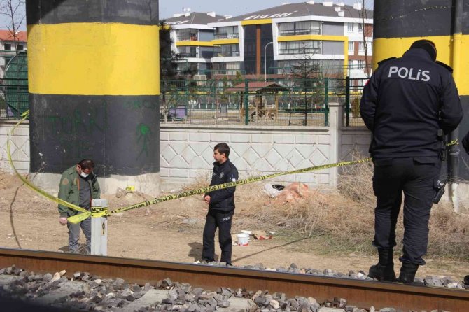 Afyonkarahisar’da Köprü Altında Donmuş Erkek Cesedi Bulundu