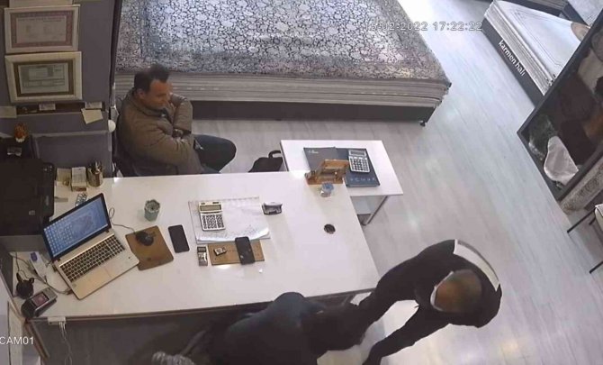 Hırsızlık Yaptığı Halı Mağazasına Gelip, İş Yeri Sahibinin Elini Öpmek İstedi