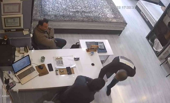 Hırsızlık Yaptığı Halı Mağazasına Gelip, İş Yeri Sahibinin Elini Öpmek İstedi