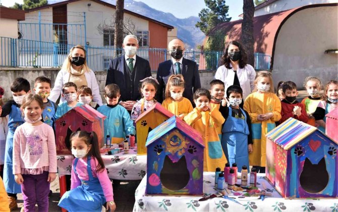 Minikler, Can Dostlarının Kulübelerini Renklendirdi