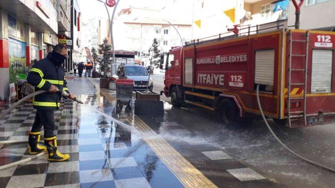 Sungurlu’da Kum Ve Tuz Katıntılarını Temizliyor