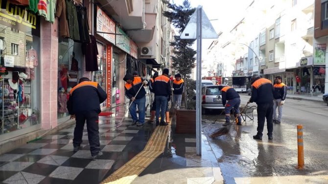 Sungurlu’da Kum Ve Tuz Katıntılarını Temizliyor