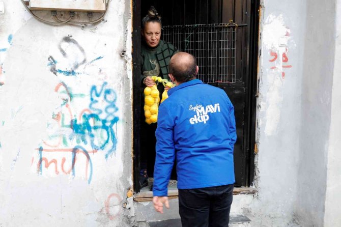 Dalında Kalan Limon Vatandaşa Dağıtılıyor