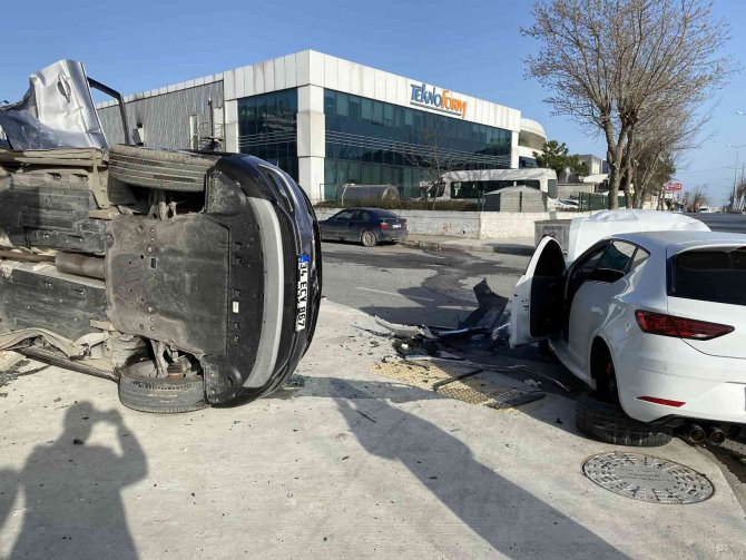 Beylikdüzü’nde Otomobilin Çaptığı Araç Yan Yattı: Kaza Anı Kamerada