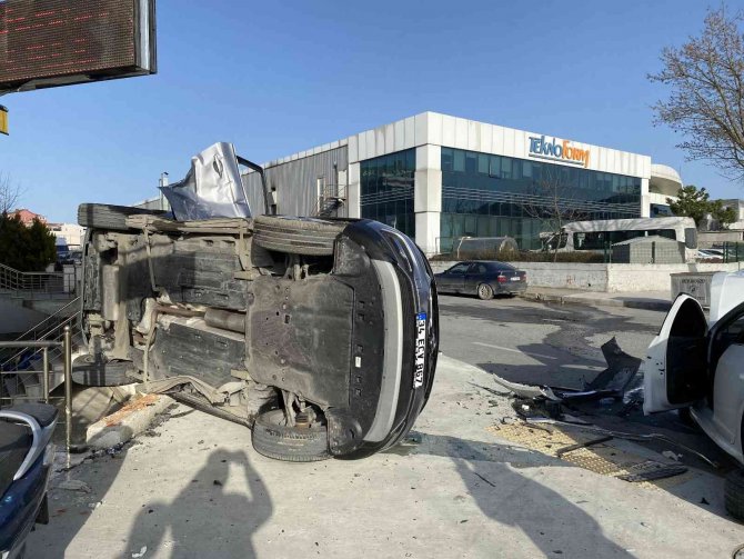 Beylikdüzü’nde Otomobilin Çaptığı Araç Yan Yattı: Kaza Anı Kamerada