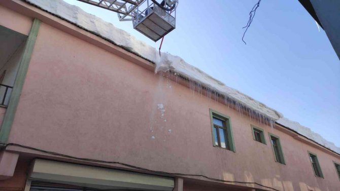 Karlıova’da Tehlike Oluşturan Buz Sarkıtları Temizleniyor
