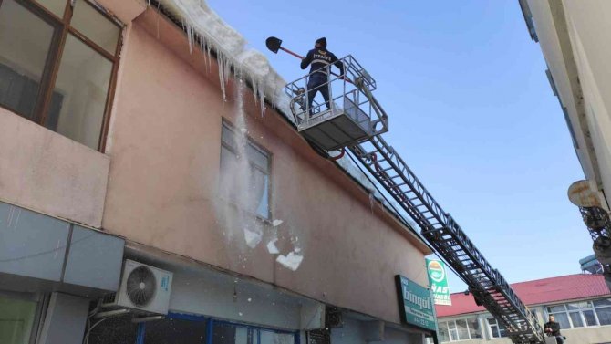 Karlıova’da Tehlike Oluşturan Buz Sarkıtları Temizleniyor