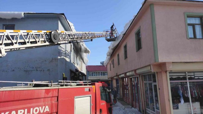 Karlıova’da Tehlike Oluşturan Buz Sarkıtları Temizleniyor