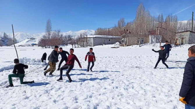 Köy Çocuklarının Karda Futbol Keyfi