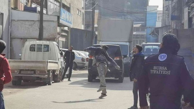 Yangına Taşlarla Müdahale Ettiler, 30 Tavuk Telef Oldu