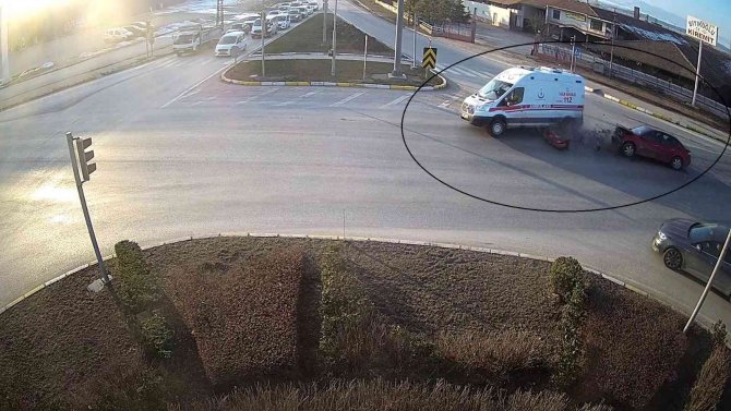 5 Kişinin Yaralandığı Ambulans Kazası Güvenlik Kamerasında