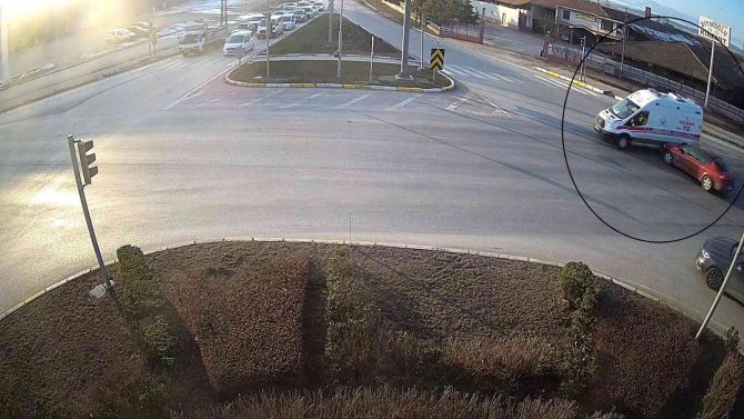 5 Kişinin Yaralandığı Ambulans Kazası Güvenlik Kamerasında