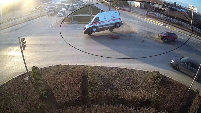 5 Kişinin Yaralandığı Ambulans Kazası Güvenlik Kamerasında