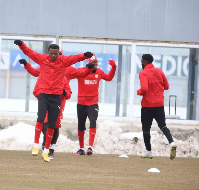 Sivasspor, Karagümrük Maçına 3 Puan Parolasıyla Hazırlanıyor
