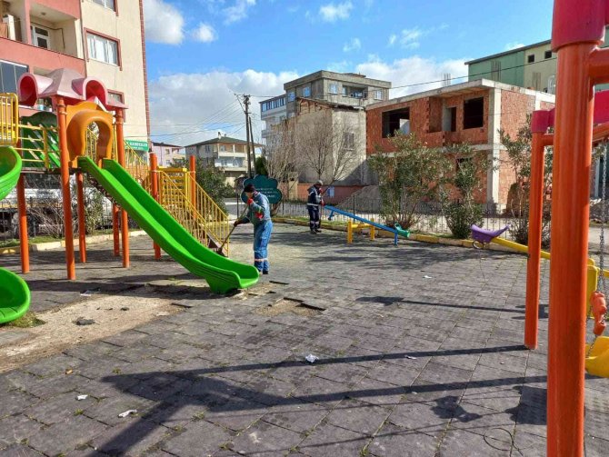 Çocuk Parklarında Yaz Hazırlığı Yapılıyor