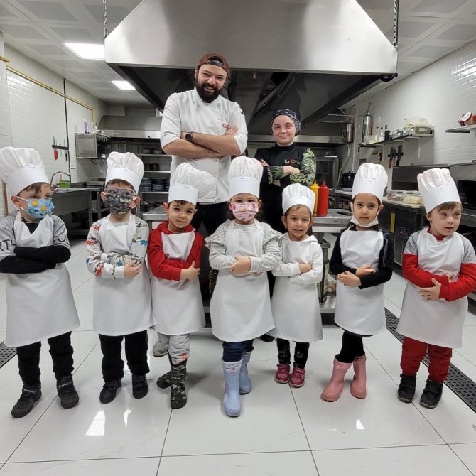 Çocuklar Mutfakta Maharetlerini Sergiledi
