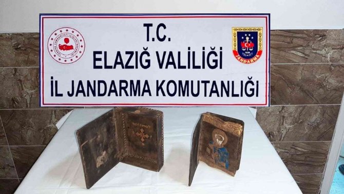 Elazığ’da El Yazması İ̇ncil Ele Geçirildi