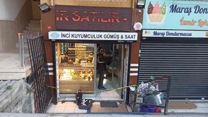 Esenyurt’ta Kuyumcuyu Soymak İstediler, İmitasyon Altınları Alıp Kaçtılar: Hırsızlık Anı Kamerada