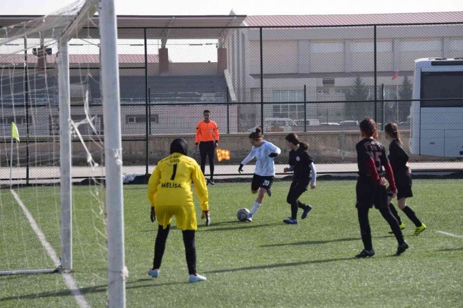Okul Sporları Genç Erkek Ve Genç Kız Futbol Yarı Final Müsabakaları Başladı