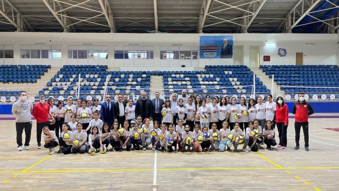Hakkarili Gençlerin Voleybol Başarısı