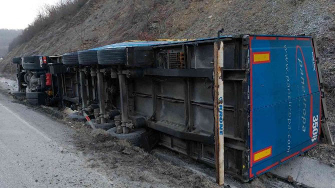 Samsun’da Kargo Tırı Devrildi: 1 Yaralı