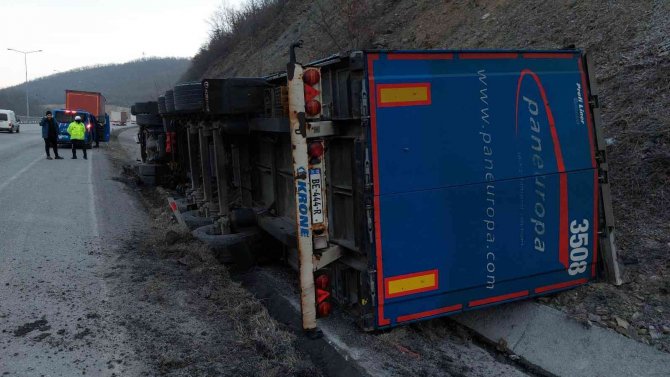 Samsun’da Kargo Tırı Devrildi: 1 Yaralı