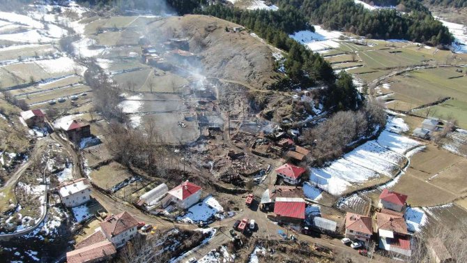 15 Evin Yandığı Köyden Geriye Enkaz Kaldı