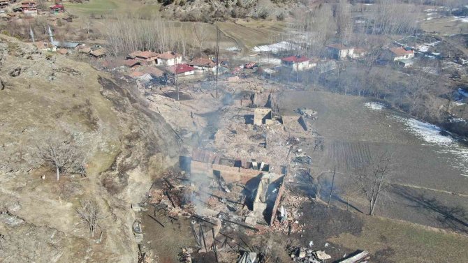15 Evin Yandığı Köyden Geriye Enkaz Kaldı