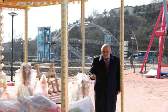 Keçiören’deki Yeni Lunaparkın Oyuncakları Kuruluyor