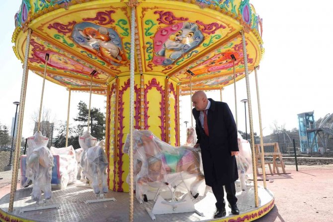 Keçiören’deki Yeni Lunaparkın Oyuncakları Kuruluyor