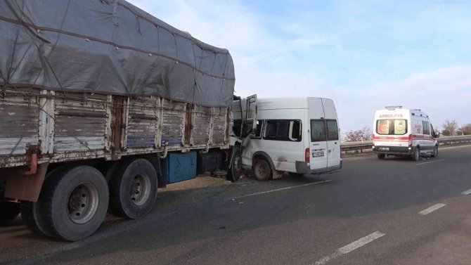 Öğrenci Servisi İle Kamyon Çarpıştı: 7 Yaralı