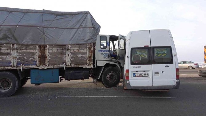 Öğrenci Servisi İle Kamyon Çarpıştı: 7 Yaralı
