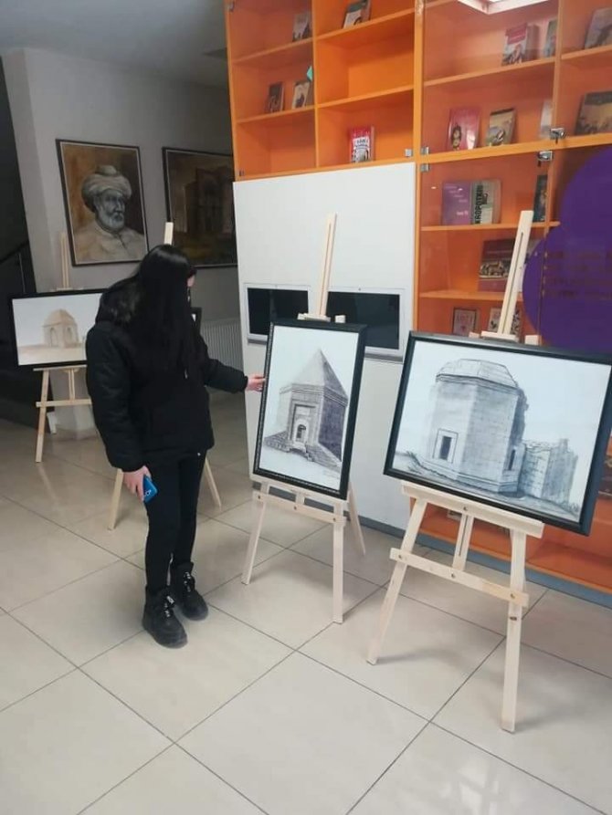 Hayatını Kaybeden Arkeolog Adına Kütüphanede Sergi Açıldı