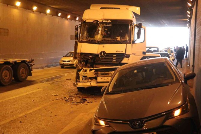 Kocaeli’de 7 Aracın Karıştığı Zincirleme Kaza Meydana Geldi